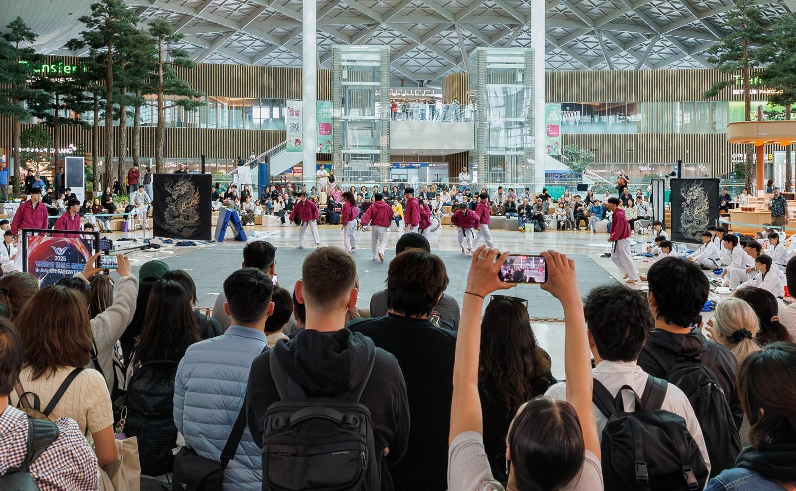 출국 전 공연 감상… 지루할 틈이 없다