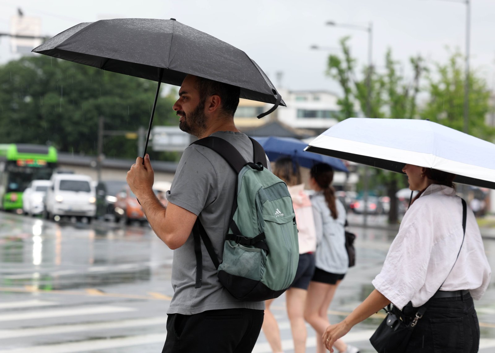 [오늘날씨]‘소서’에 전국 곳곳 비…낮 35도 ‘여름 더위’