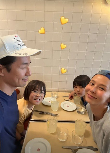 김나영, 마이큐와 재혼 후 첫 가족사진…파리 가족여행