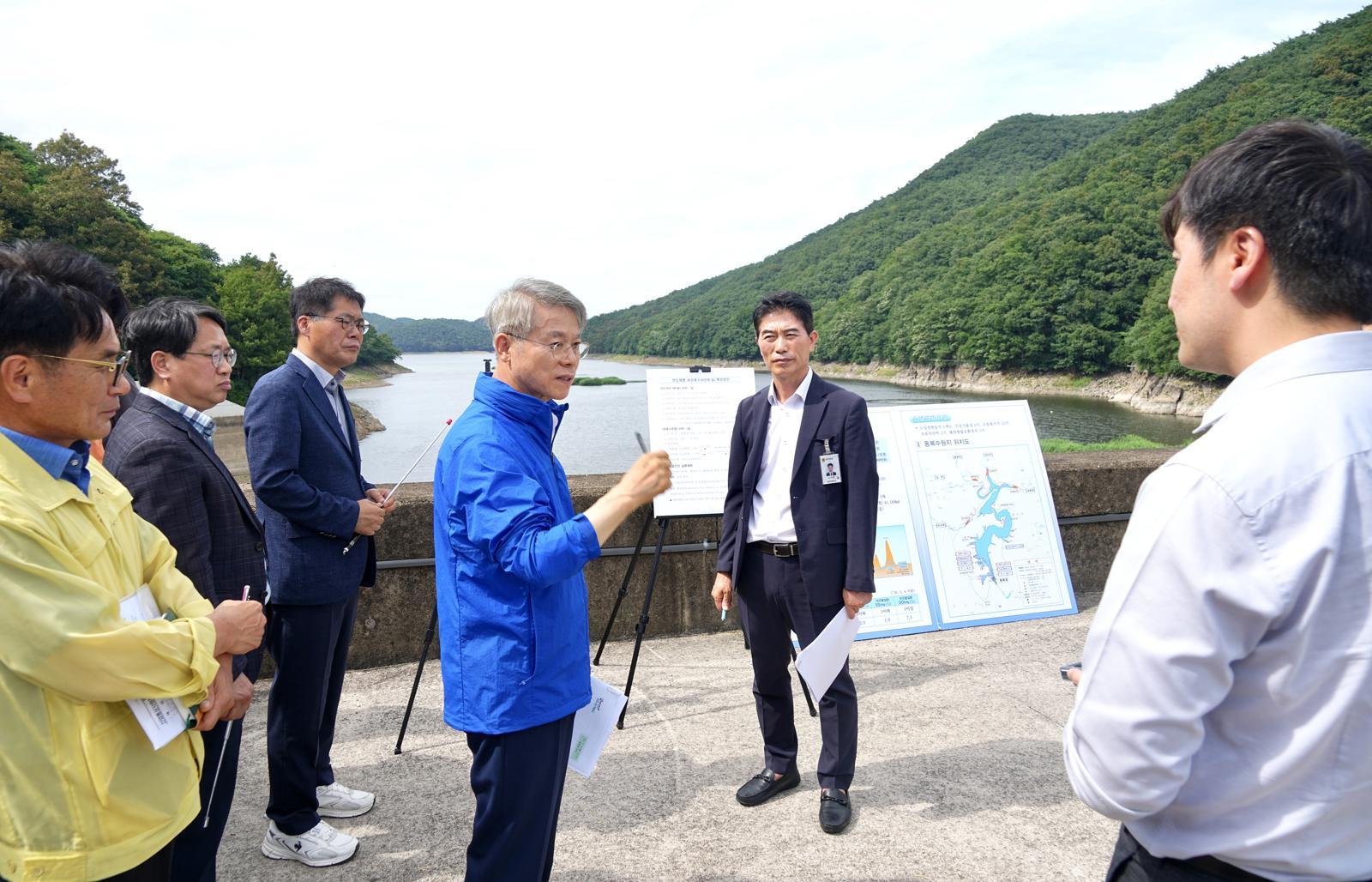 민형배 전남광주통합특별시장이 7일 서남권 반도체 클러스터 부지에 용수를 공급할 화순군 동복댐을 살펴보고 있다. 전남광주통합특별시 제공