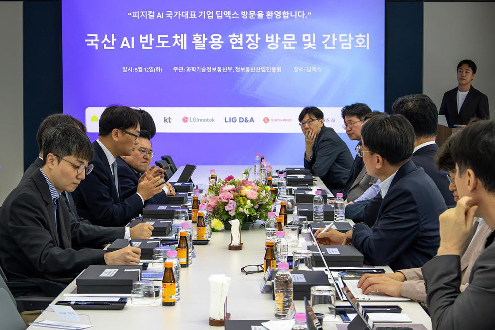 지난 5월 12일, 과학기술정보통신부 및 정보통신산업진흥원 관계자들이 딥엑스 사무실을 방문해 국산 온디바이스 AI 반도체 활용 현장을 점검했다 / 출처=딥엑스