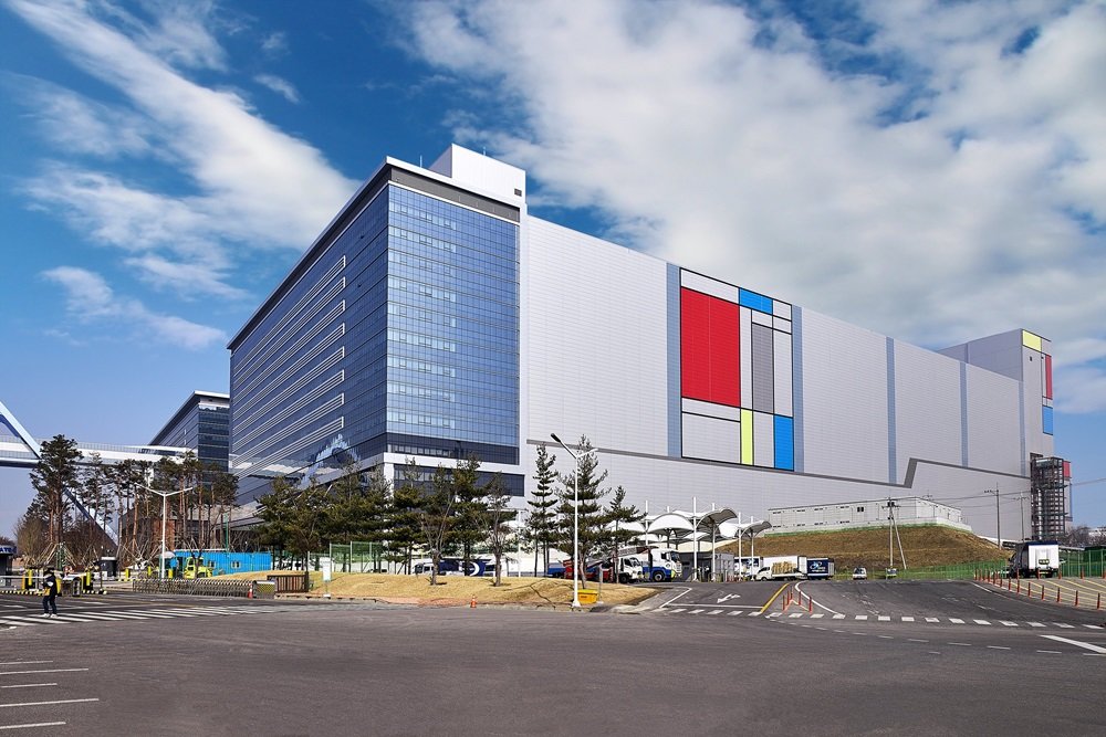 삼성전자 DS부문 V1라인, 삼성전자는 시스템반도체 비전 2030이후 1년 뒤인 2020년부터 업계 최초로 D램에 EUV 공정을 적용했다 / 출처=삼성전자