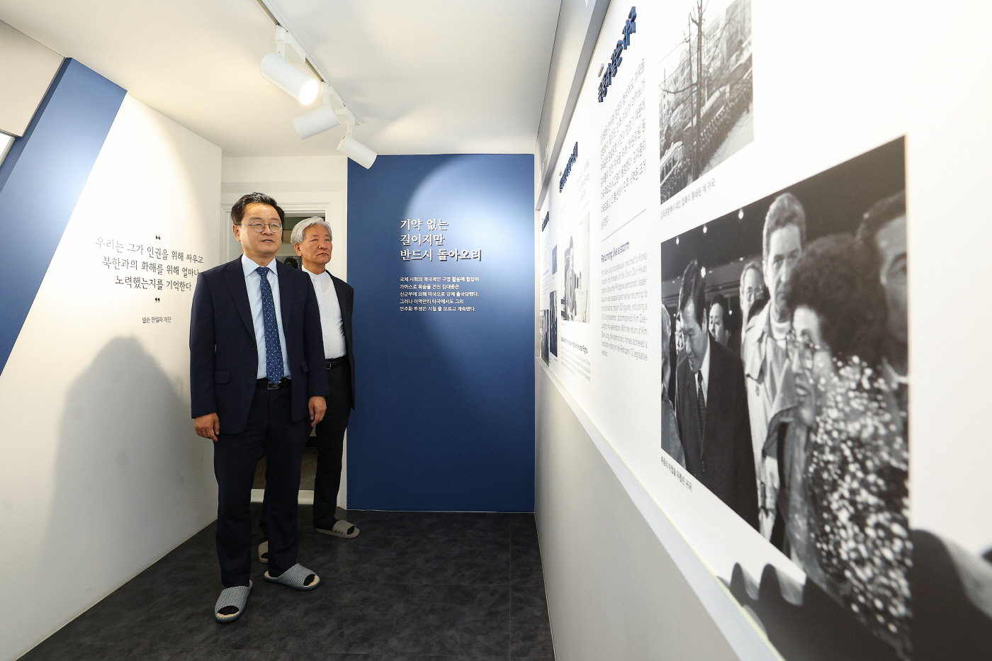 민경선 고양시장이 이달 1일, 취임 1호 안건으로 일산동구 정발산동 ‘김대중 대통령 사저 기념관’ 재개방 관련 안건을 결재한 뒤 현장을 방문해 내부를 둘러보고 있다. 고양시 제공