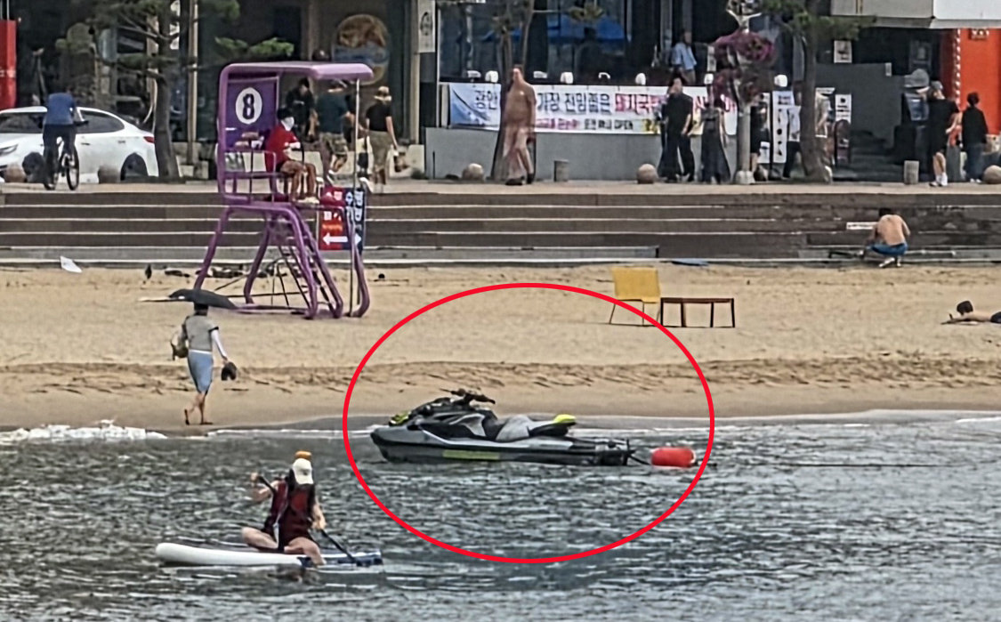 “커피 마시려고” 백사장까지 수상오토바이 몰고온 40대 남성