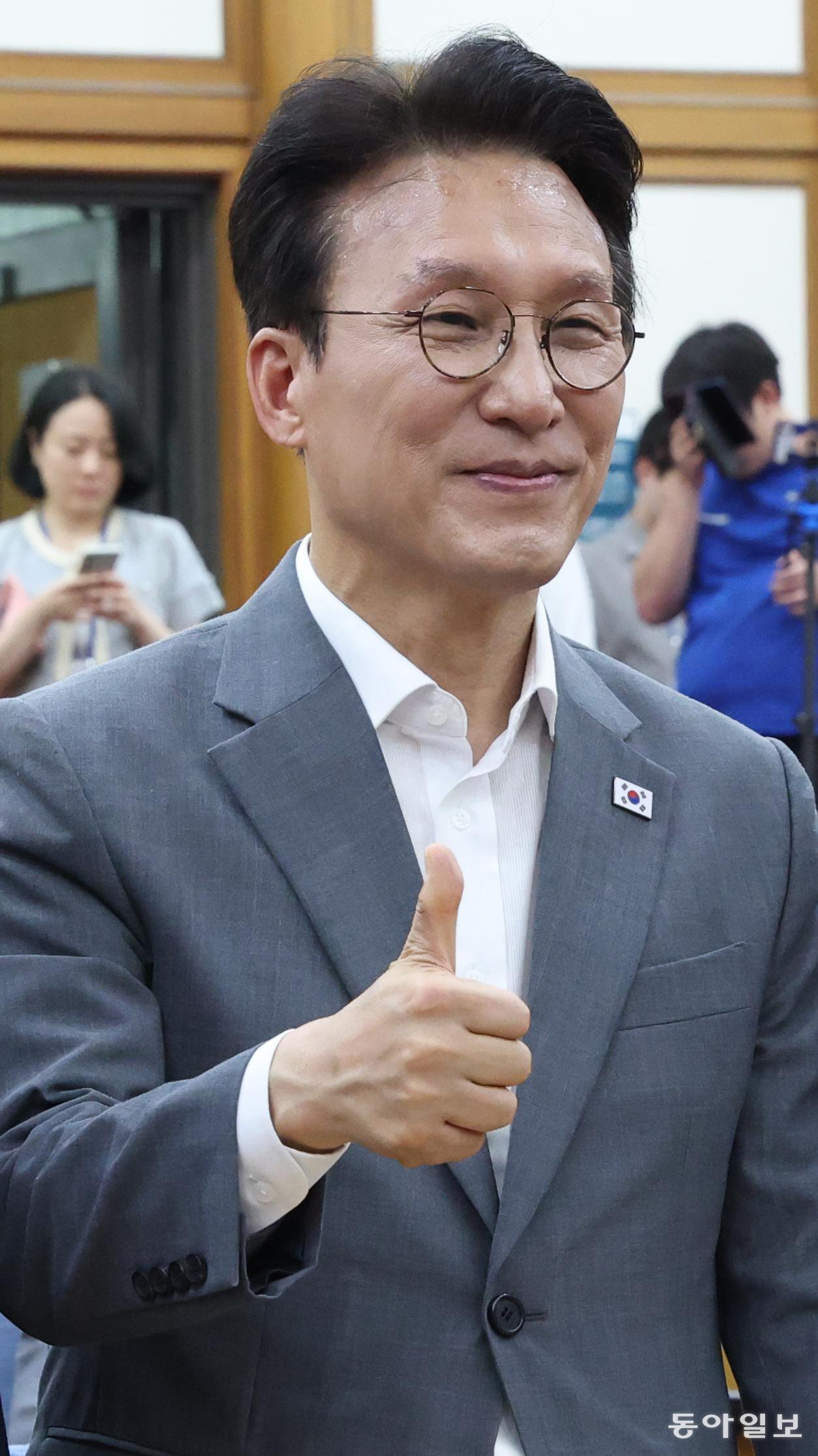 더불어민주당 당권 주자인 김민석 전 국무총리가 7일 서울 여의도 국회 의원회관에서 열린 ‘3대 메가 프로젝트와 지방주도성장을 위한 토론회’에 참석해 포즈를 취하고 있다. 이훈구 기자 ufo@donga.com