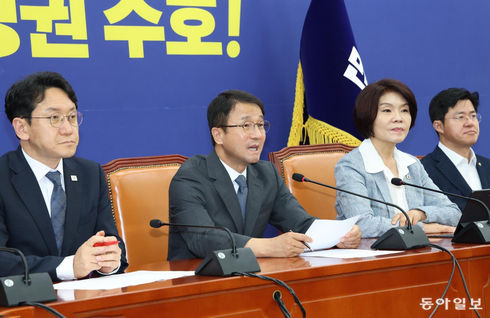 더불어민주당 한병도 대표직무대행 겸 원내대표는 7일 국회에서 열린 원내대책회의에서 6·3 지방선거 투표용지 부족사태와 관련해 서울 올림픽공원 핸드볼경기장에 보관중인 247만표의 재검표 방안을 적극 검토하겠다는 입장을 밝히고 있다. 2026.07.07 이훈구 기자 ufo@donga.com
