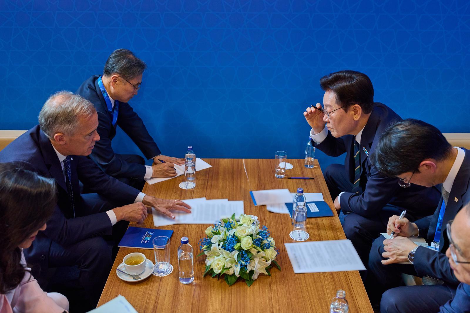 靑 “캐나다, ‘잠수함 수주전’ 선정 결과 사전에 우리 측에 설명”