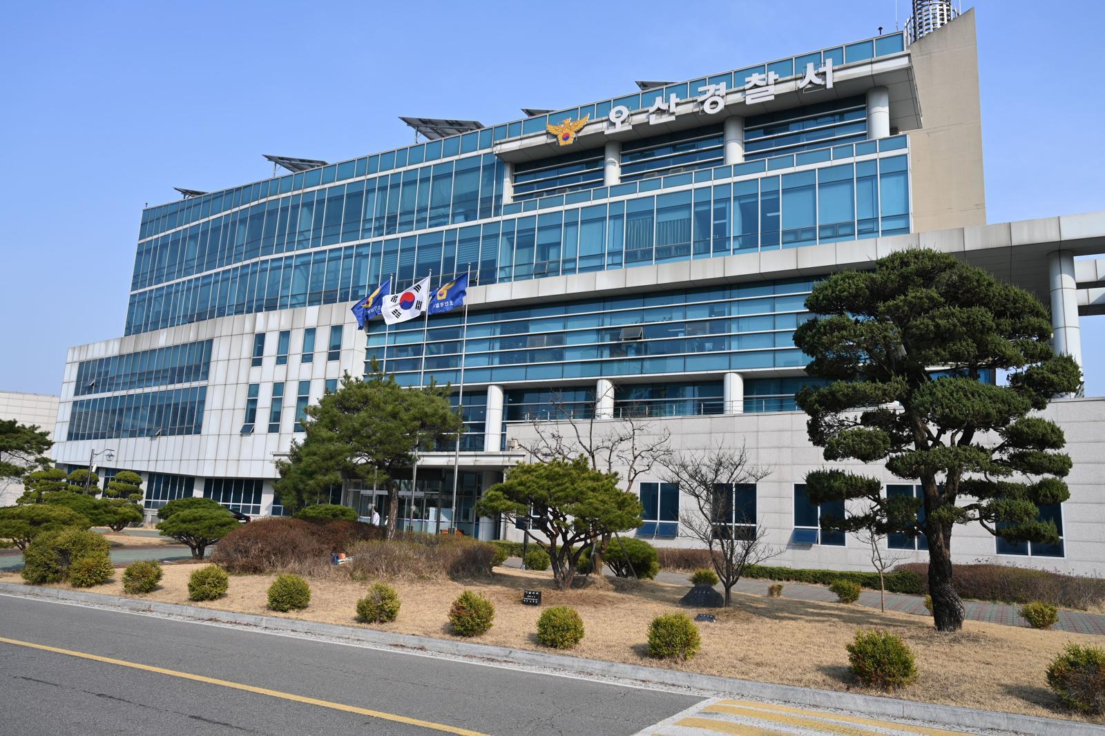 오산 아파트서 50대 부부-20대 아들 숨진 채 발견