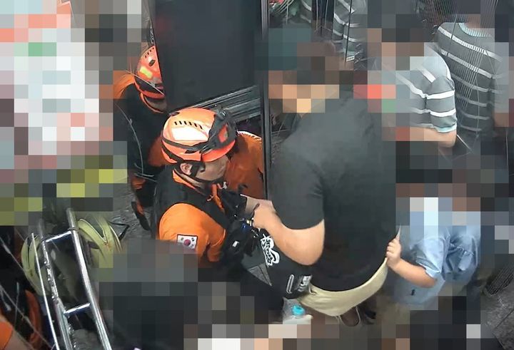 아무 말 없는 신고 전화에 “이상한데”…추적해 9명 전원 구조