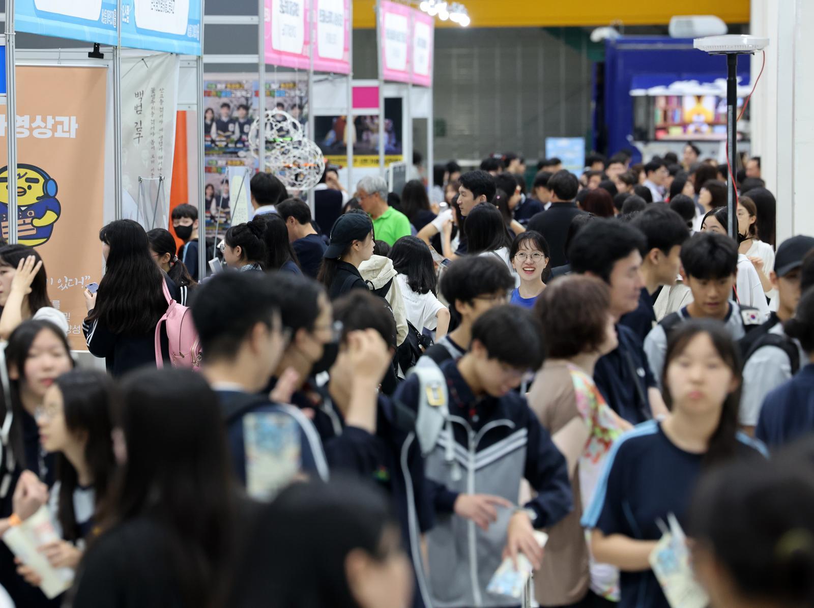 2025 서울진로직업박람회가 개막한 16일 오후 서울 서초구 aT센터 박람회장을 찾은 학생들이 다양한 직업 체험활동을 하고 있다. 2025.07.16. [서울=뉴시스]