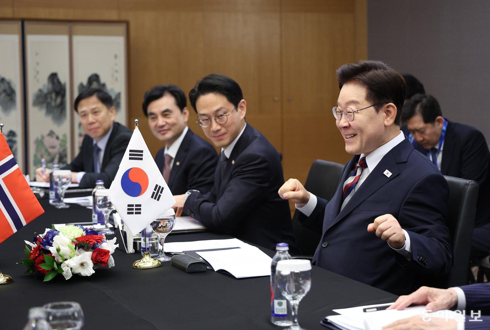 이재명 대통령이 8일 튀르키예 앙카라의 한 호텔에서 요나스 가르 스퇴레 노르웨이 총리와 양자 회담을 가졌다. 이 대통령이 노젓는 모습을 해보고 있다. 앙카라=김재명 기자 base@donga.com
