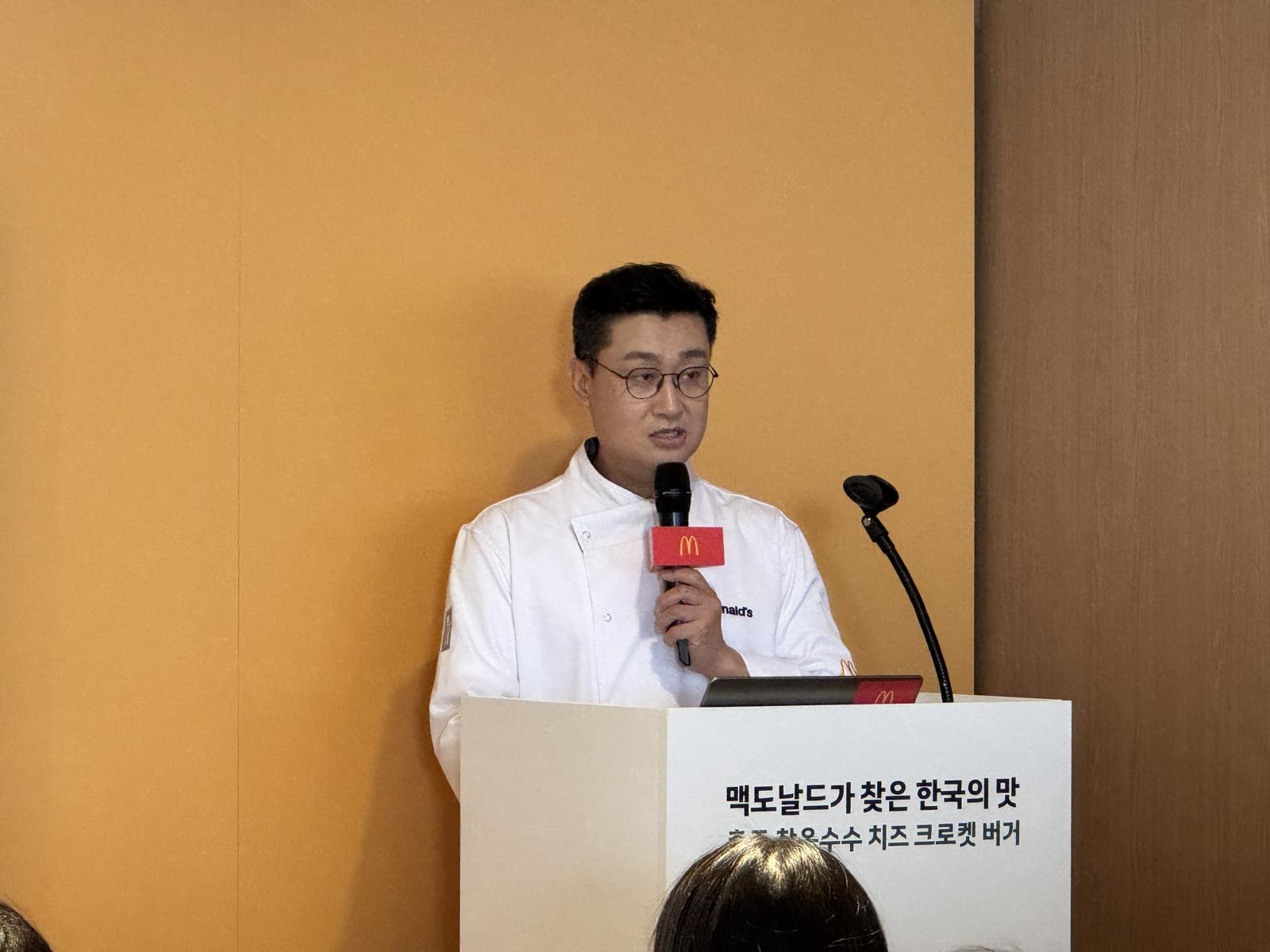 백창호 한국맥도날드 메뉴개발팀 팀장이 8일 서울 용산구 맥도날드 이태원점에서 열린 미디어 간담회에서 신메뉴에 대해 설명하고 있다. 김혜린 기자 sinnala8@donga.com