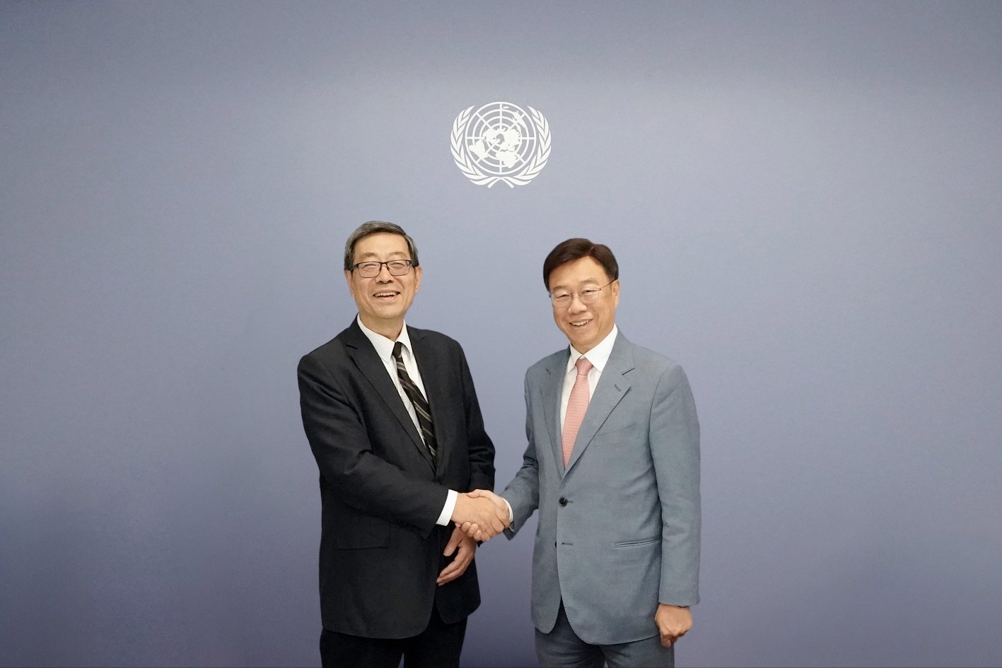 신상진 성남시장은 유엔 경제사회국(UN DESA) 지속가능발전목표국 주왕 주(Zhuwang Zhu) 국장을 만나 인사를 나누고 있다. 성남시 제공