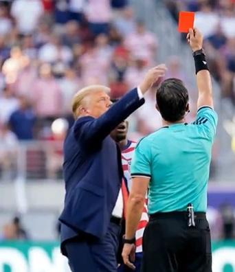 레드카드 찢고 손으로 축구…‘퇴장 개입’ 트럼프에 AI 조롱 밈 확산(영상)