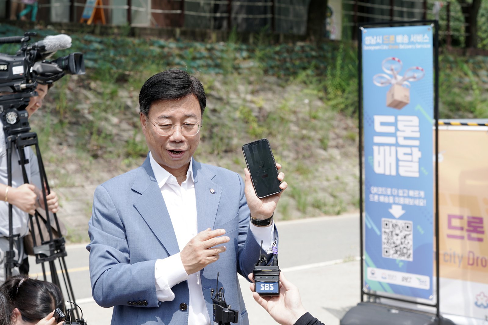 신상진 성남시장이 2023년 8월, 드론 배송 서비스로 직접 커피를 주문하고 배달 과정을 체험한 뒤 기자들에게 설명하고 있다. 성남시 제공