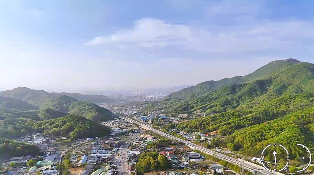산불감시용 드론스테이션이 실시간으로 촬영한 산불감시 자료(왼쪽 객산, 오른쪽 검단산). 하남시 제공