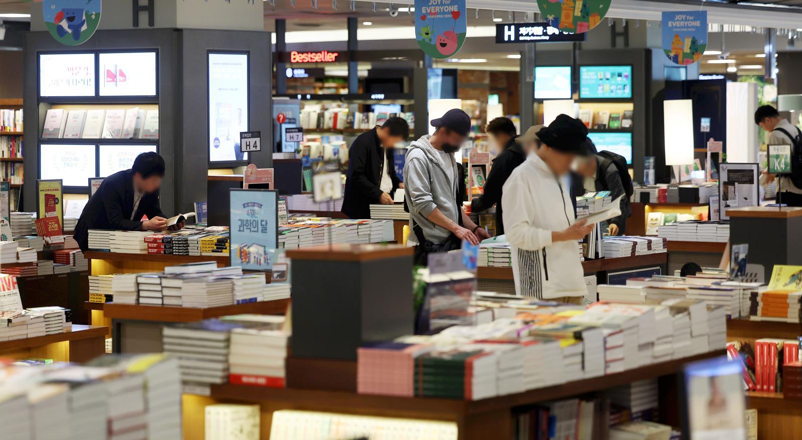 세계 책의 날인 4월 23일 서울 종로구 광화문 교보문고에서 시민들이 독서를 하고 있다. 2025.04.23 서울=뉴시스