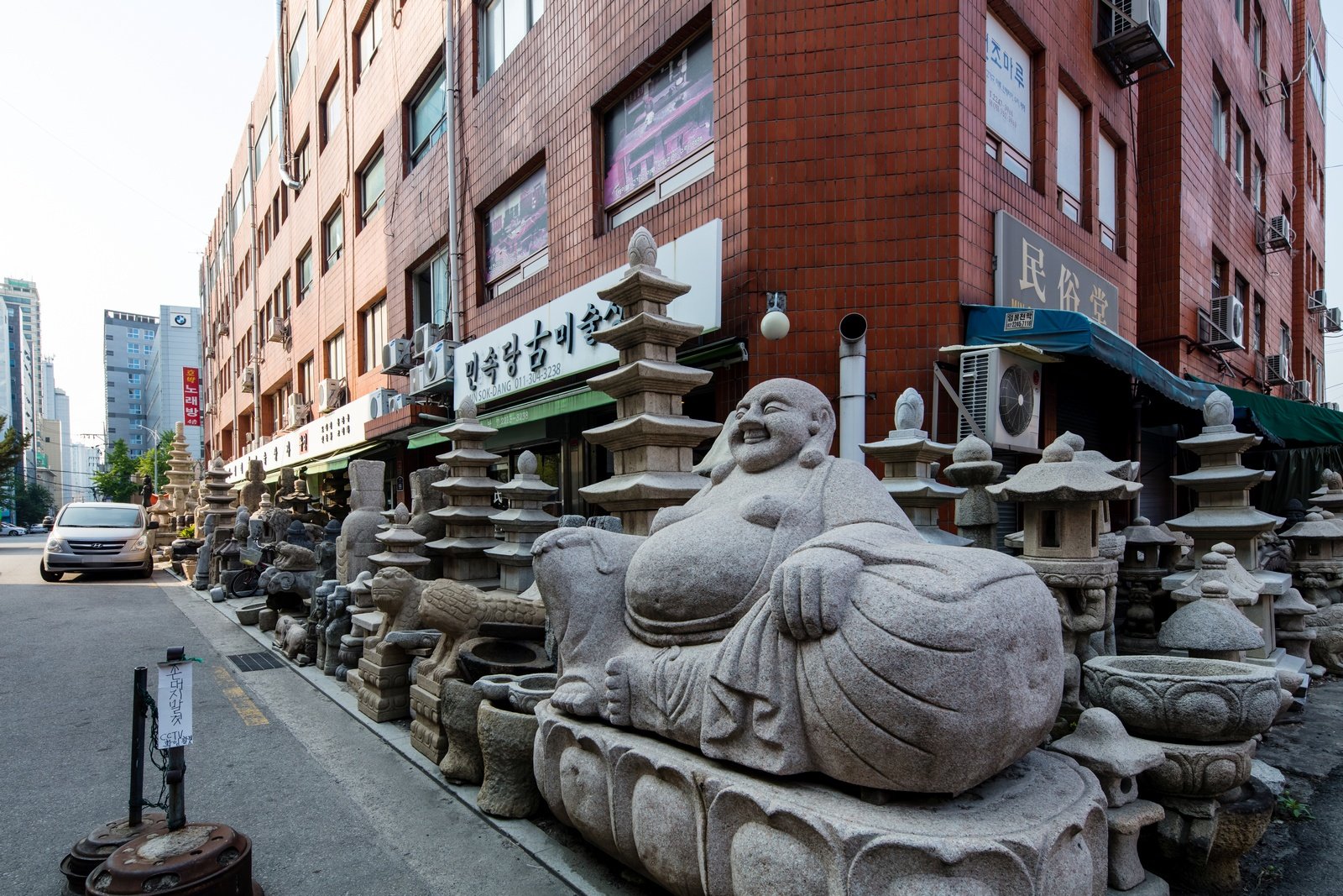 서울 동대문구 답십리 고미술 상가 거리. 상점 밖까지 골동품이 쌓여 있어 이곳만의 독특한 풍경을 만든다. 사진 출처 서울연구원