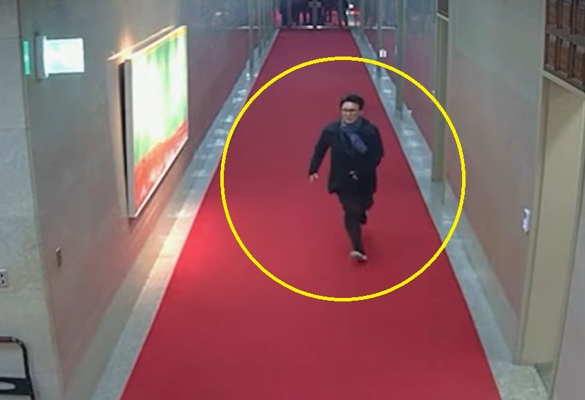 국회 담장 넘어 뛰어가는 김민석…김어준, 계엄 당시 CCTV 공개