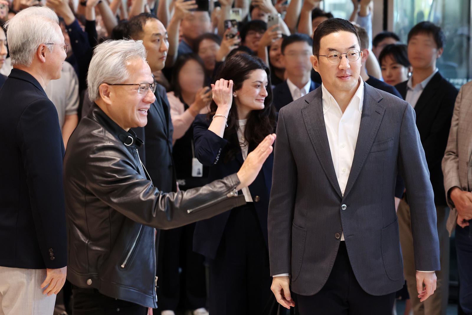 젠슨 황 엔비디아 최고경영자(CEO)가 8일 서울 영등포구 여의도 LG트윈타워에서 구광모 LG그룹 회장과 회동하기 위해 이동하고 있다. 2026.06.08. 뉴시스