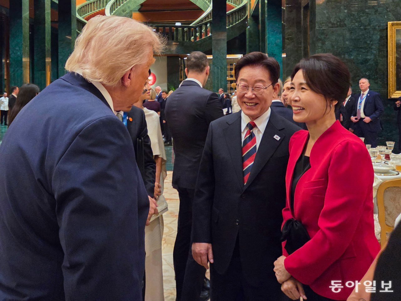 7일(현지 시간) 북대서양조약기구(NATO·나토) 정상회의 참석차 튀르키예 앙카라를 방문한 이재명 대통령이 대통령궁에서 레제프 타이이프 에르도안 대통령 내외 주최로 열린 공식 환영만찬에서 도널드 트럼프 미국 대통령과 대화를 나누고 있다. 김재명 기자 base@donga.com