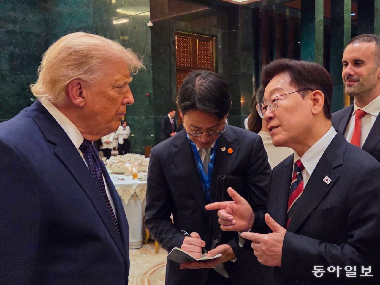 미간 찌푸린 트럼프에 손짓 설명하는 李대통령…무슨 대화?