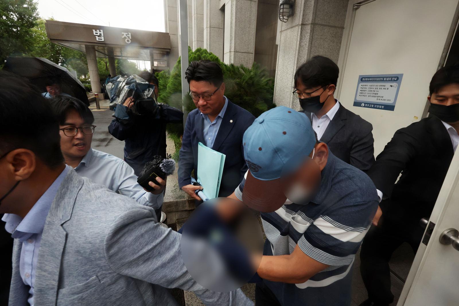 여고생 살해범 장윤기 사건 관련 공무상비밀누설과 증거인멸 혐의를 받는 광산경찰서 소속 박모 강력팀장이 8일 오전 구속 전 피의자 심문(영장실질심사)을 마치고 법정을 나서고 있다. 전남광주=뉴스1