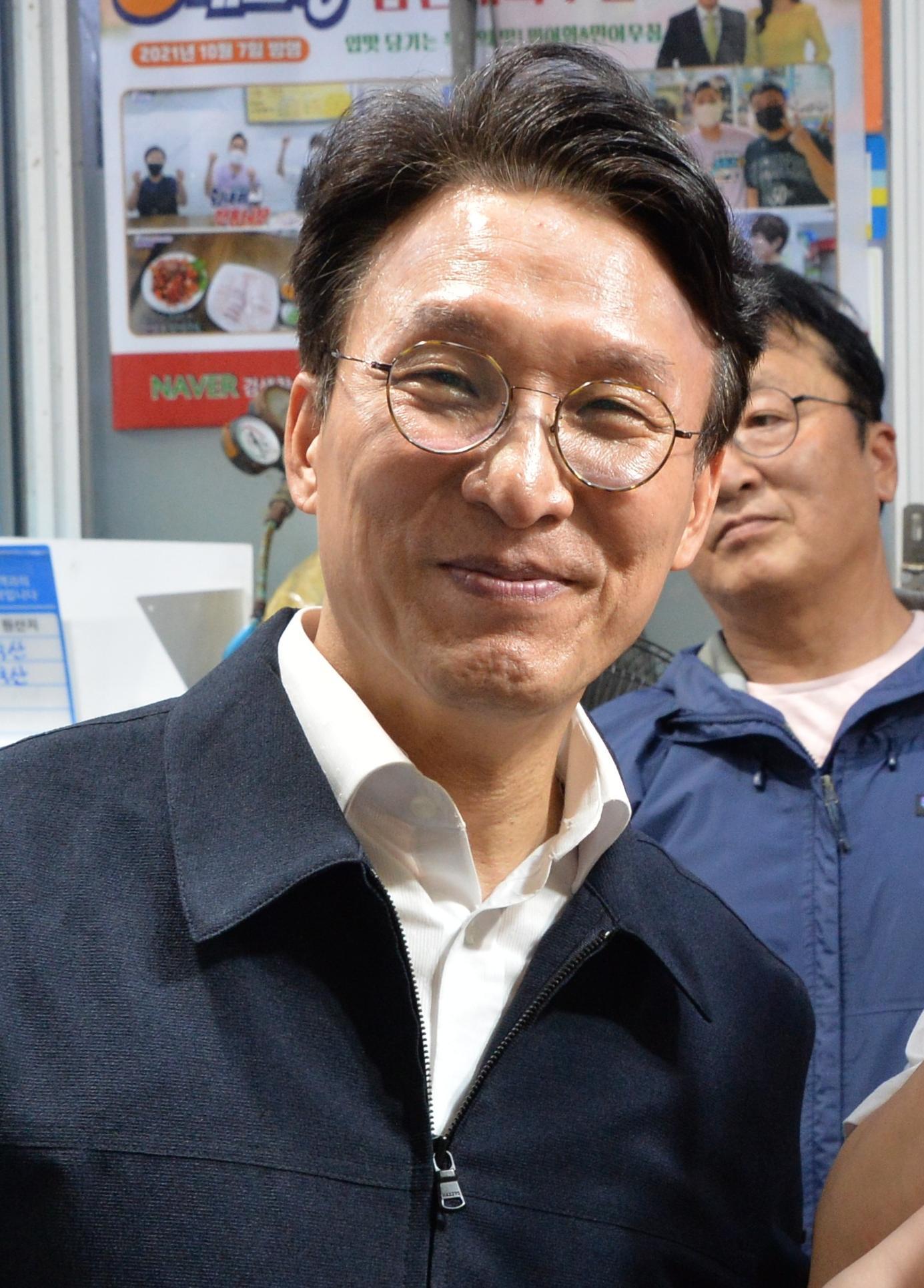 6일 더불어민주당 전당대회 출마를 선언한 김민석 전 국무총리가 8일 전남광주 목포 동부시장을 찾아 기념 촬영을 하고 있다. 목포=뉴시스