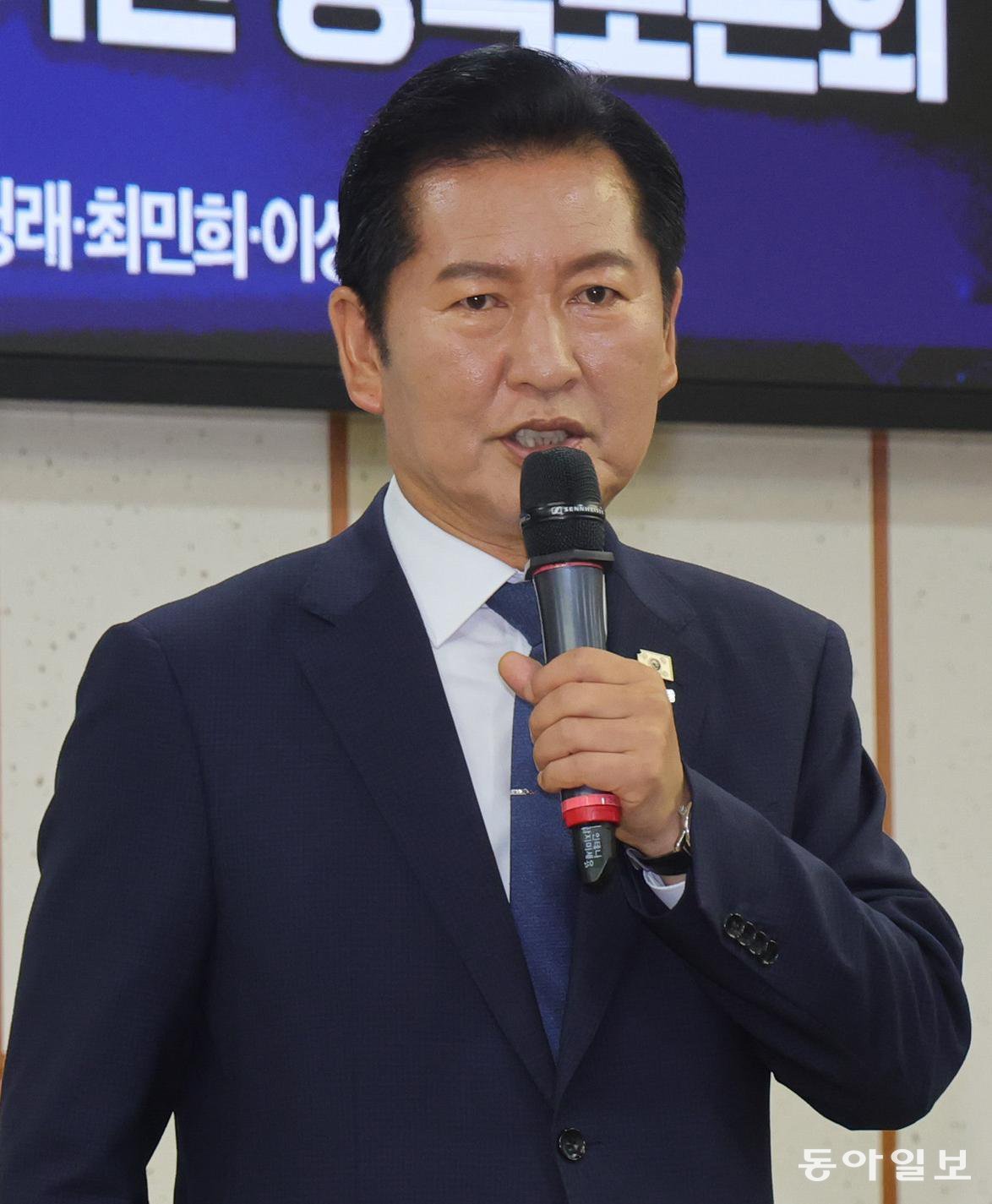 당권 주자로 거론되는 정청래 전 대표는 이날 국회 의원회관에서 서남권 반도체 클러스터 성공을 위한 정책토론회에 참석했다. 왼쪽 사진부터 당 대표 출마 선언 순. 장승윤 tomato99@donga.com