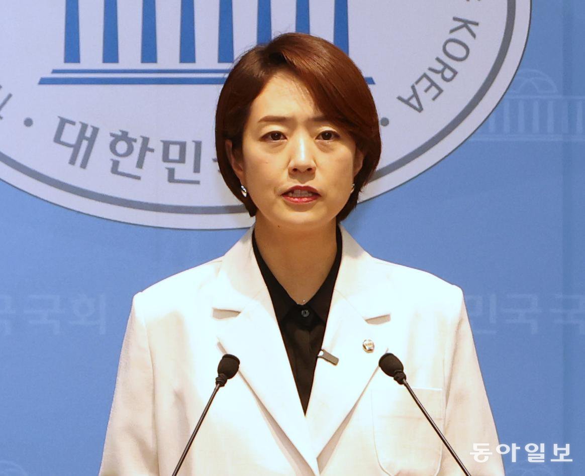 고민정 의원은 이날 대표 출마 선언을 하며 본격적인 당권 경쟁에 돌입했다. 이훈구 기자 ufo@donga.com