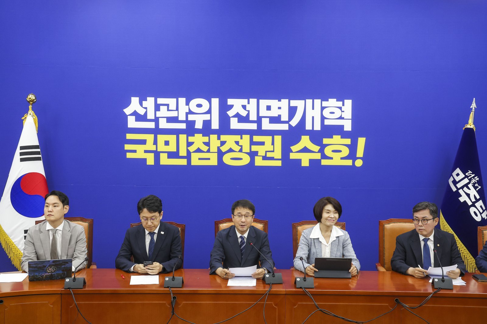 與 “오늘 선관위 특검법 발의…제3자 추천이 가장 합리적”