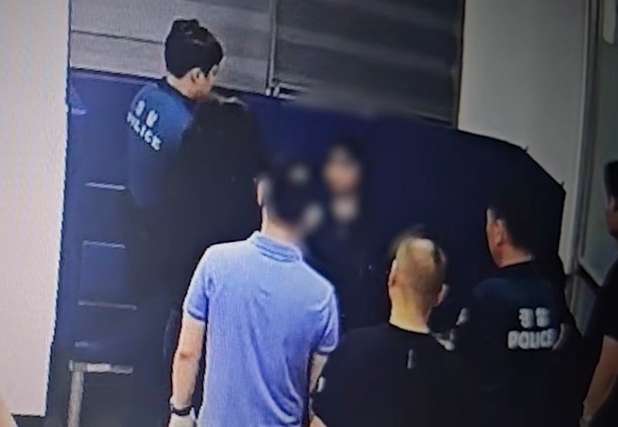 지구대에서 A 씨를 조사하고 있는 경찰. 경찰청 유튜브 영상 캡처