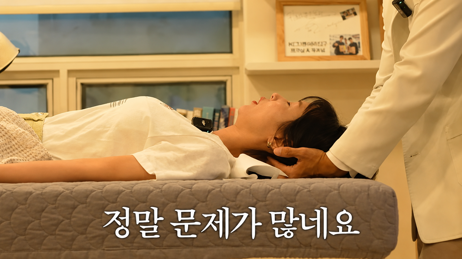 가수 신지가 턱관절 질환과 수족냉증을 고백, 신체 나이 50대 수준이라는 진단을 받았다. 유튜브 채널 ‘어떠신지?!?’ 화면
