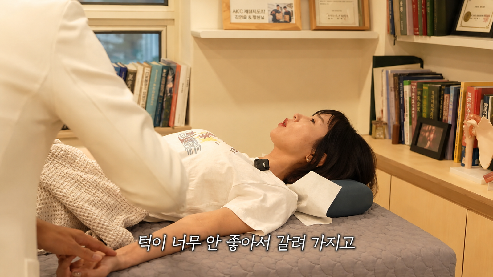 가수 신지가 턱관절 질환과 수족냉증을 고백, 신체 나이 50대 수준이라는 진단을 받았다. 유튜브 채널 ‘어떠신지?!?’ 화면
