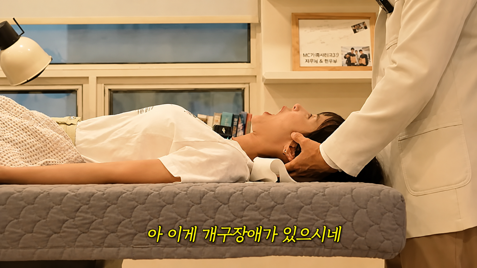 가수 신지가 턱관절 질환과 수족냉증을 고백, 신체 나이 50대 수준이라는 진단을 받았다. 유튜브 채널 ‘어떠신지?!?’ 화면