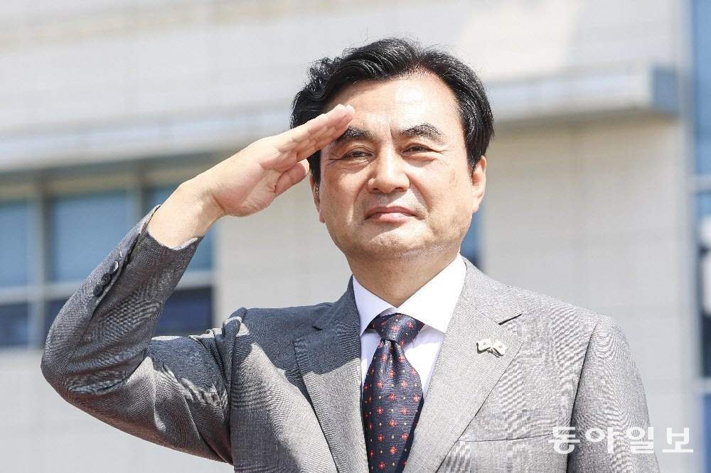사관학교 통합 역풍에 병역의혹 재점화, 야당 공세… 코너 몰린 安 국방