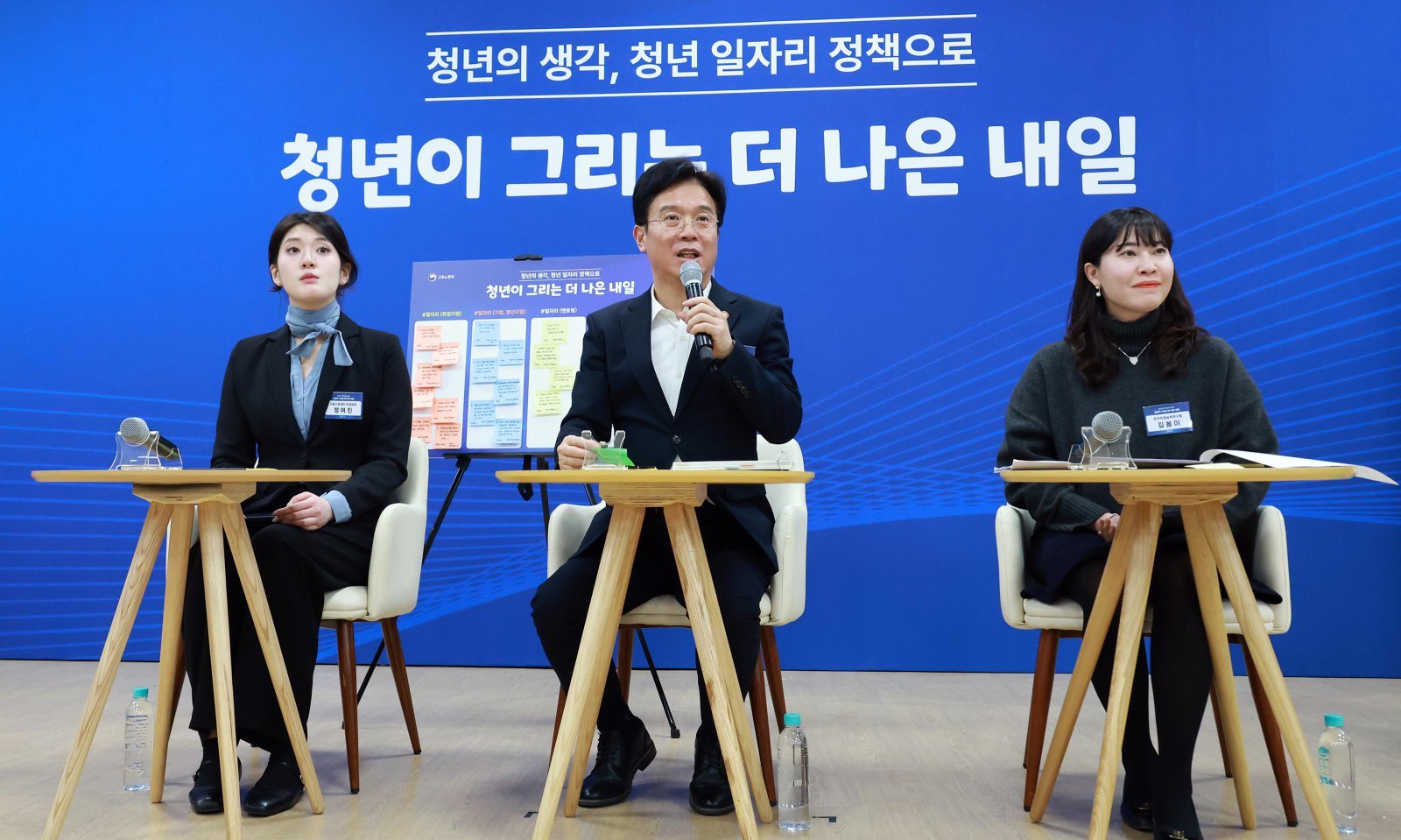 청년카페 찾은 노동장관 “고용 지원사업 간 연계 강화”