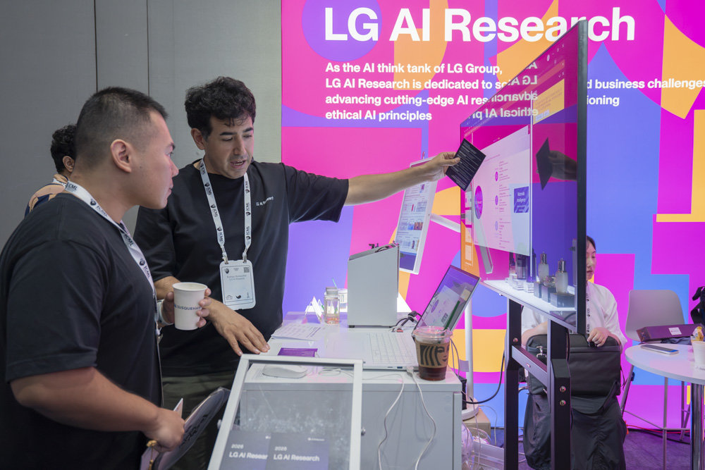 로드리고 호르마자발 LG AI 연구원이 참관객을 대상으로 엑사원 디스커버리 관련 논문을 소개 중이다 / 출처=IT동아
