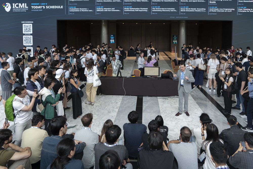 ICML 2026 첫날, 튜토리얼 행사에도 수많은 연구자들이 데몬스트레이션을 보기 위해 행사장을 찾았다 / 출처=IT동아
