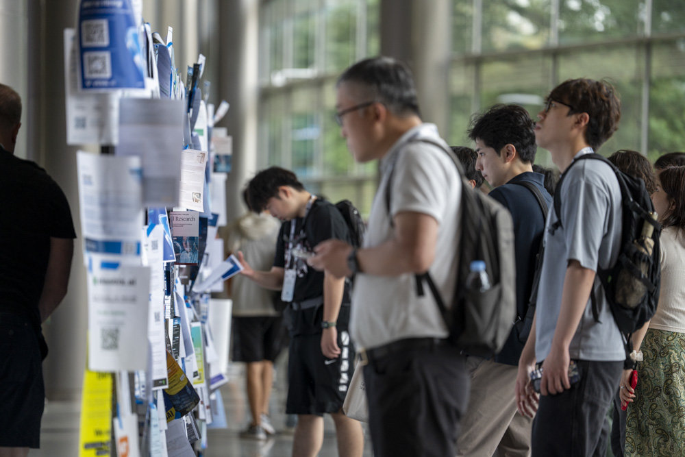 ICML 입구에 마련된 잡 보드, 최근 AI 학회에서 인력을 채용하는 경우가 늘면서 하나의 상징적인 문화로 자리 잡았다 / 출처=IT동아