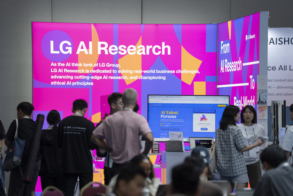 LG AI 연구원은 올해 14편의 논문을 발표했으며 이를 활용한 다양한 응용 사례를 부스에 전시했다 / 출처=IT동아