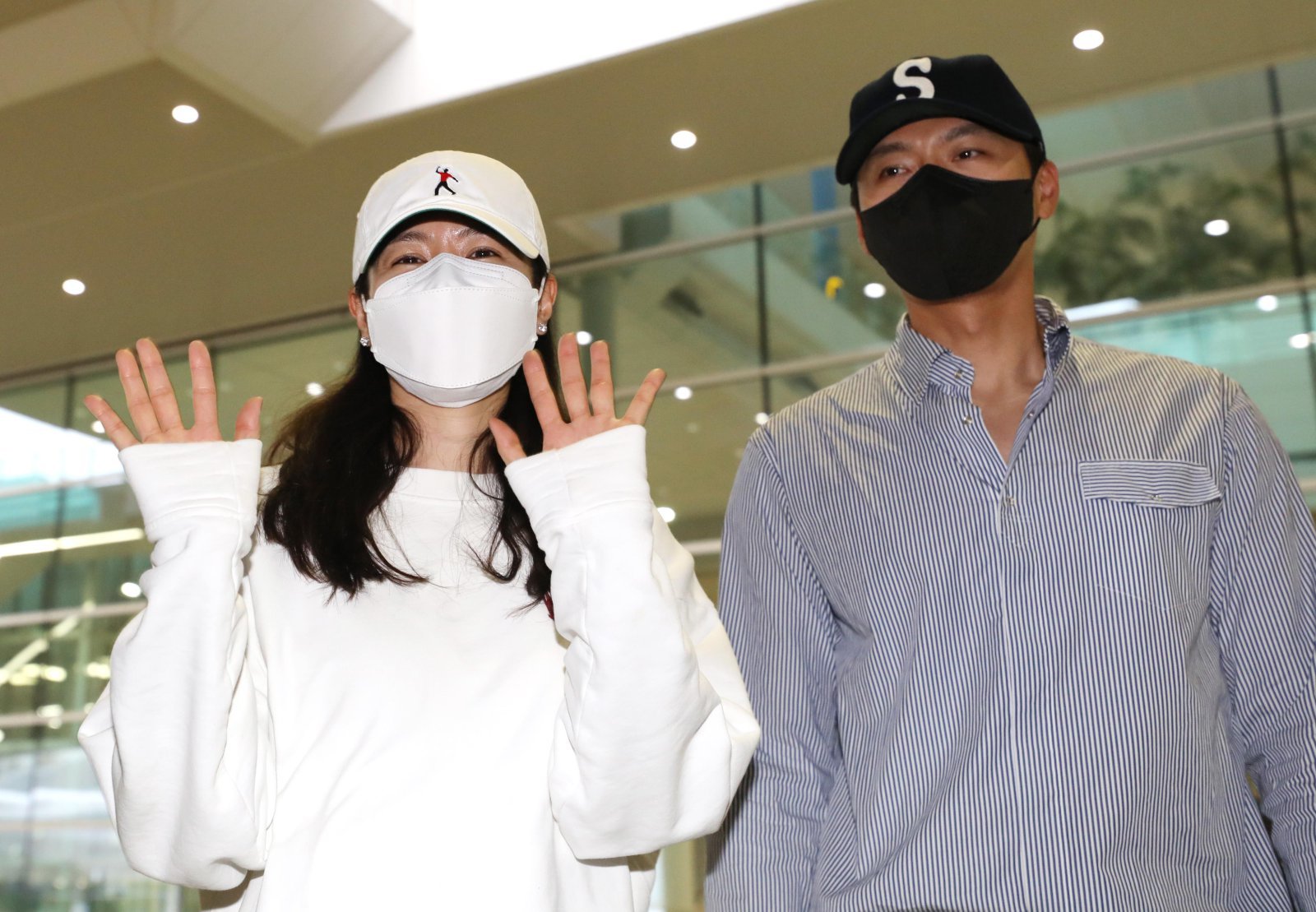 현빈·손예진, 아들과 LA서 포착…“아이 다정하게 돌봐”