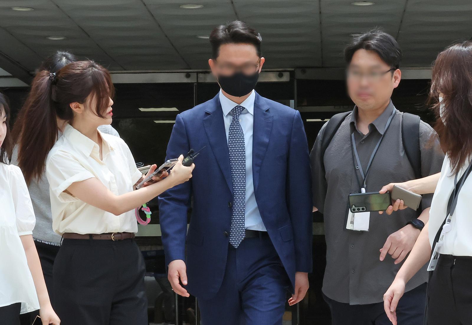 윤석열 전 대통령의 부인 김건희 여사에게 청탁할 목적으로 명품 가방과 목걸이를 전달한 혐의를 받는 전 통일교 세계본부장 윤영호 씨가 30일 서울 서초구 서울중앙지방법원에서 열린 구속 전 피의자 심문(영장실질심사)를 마친 뒤 법원을 나서고 있다. 2025.7.30 뉴스1