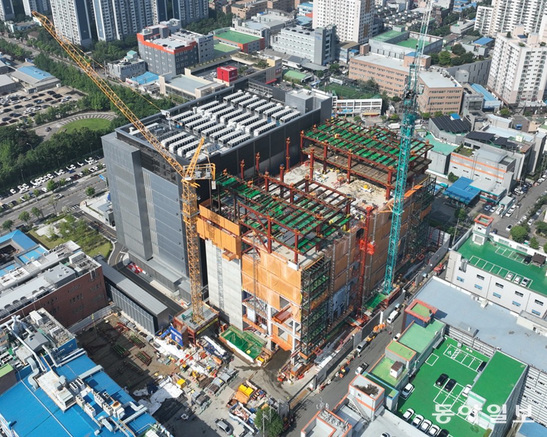 부평 1차 데이터센터(왼쪽)와 공사가 진행중인 부평 2차 데이터센터(오른쪽) 모습. SK에코플랜트 제공