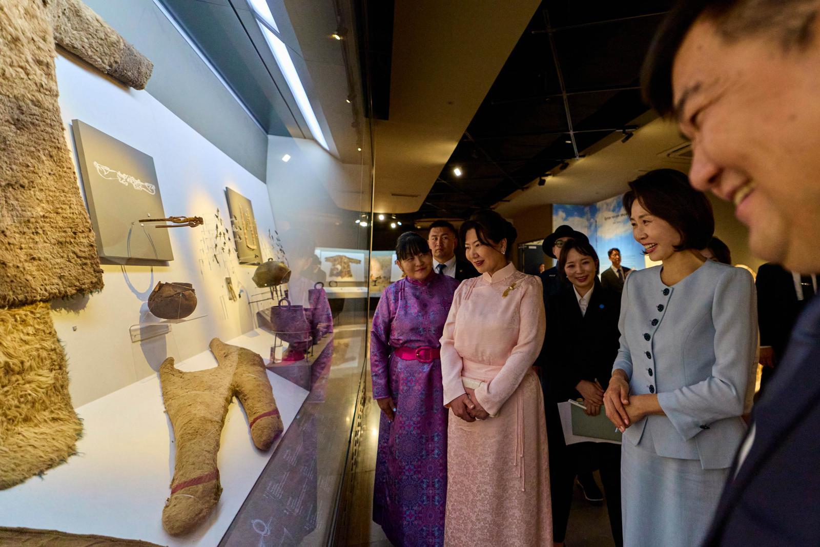김혜경 여사와 오흐나 후렐수흐 몽골 대통령 부인 룹산도르진 볼로르체체그 여사가 9일(현지 시간) 울란바타르 칭기즈칸 국립박물관을 방문해 문화유산을 관람하고 있다. 뉴시스