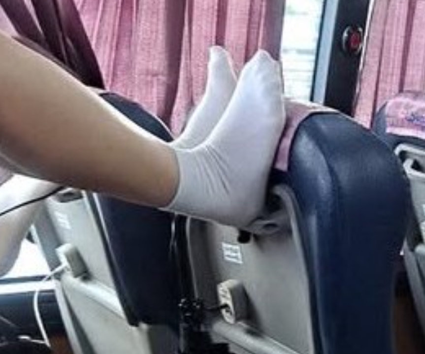 버스 앞좌석에 다리 올린 여학생…“에티켓 모르나”