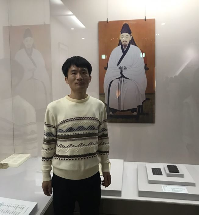 지난해 가을 강원도 강릉으로 여행을 가 오죽헌을 찾은 김성철 씨가 율곡 이이 초상 앞에 서 있다.