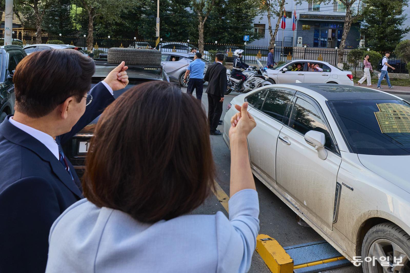 몽골을 국빈 방문 중인 이재명 대통령과 김혜경 여사가 9일(현지 시각) 몽골 울란바타르 ‘서울의 거리’를 방문해 시민들과 인사를 하고 있다.  울란바타르=김재명 기자 base@donga.com
