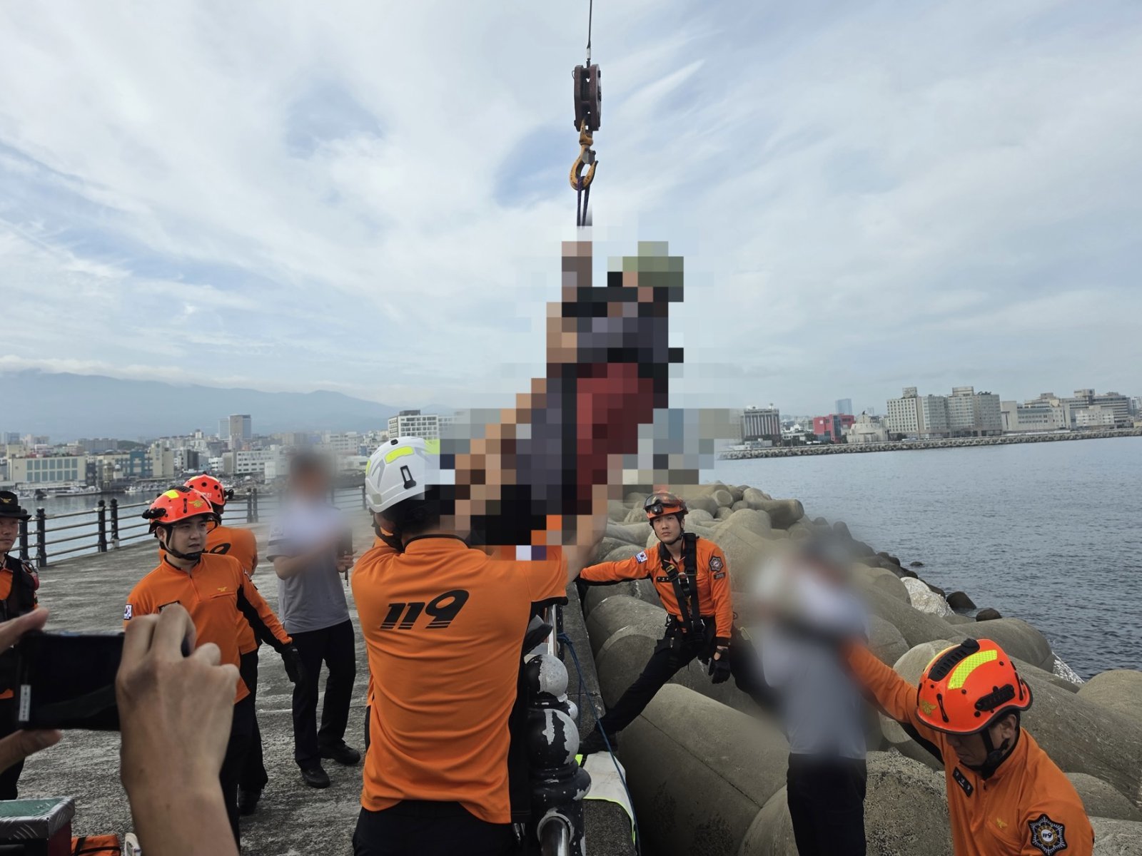 “테트라포드에 사람 빠졌다”…제주 방파제서 60대 구조