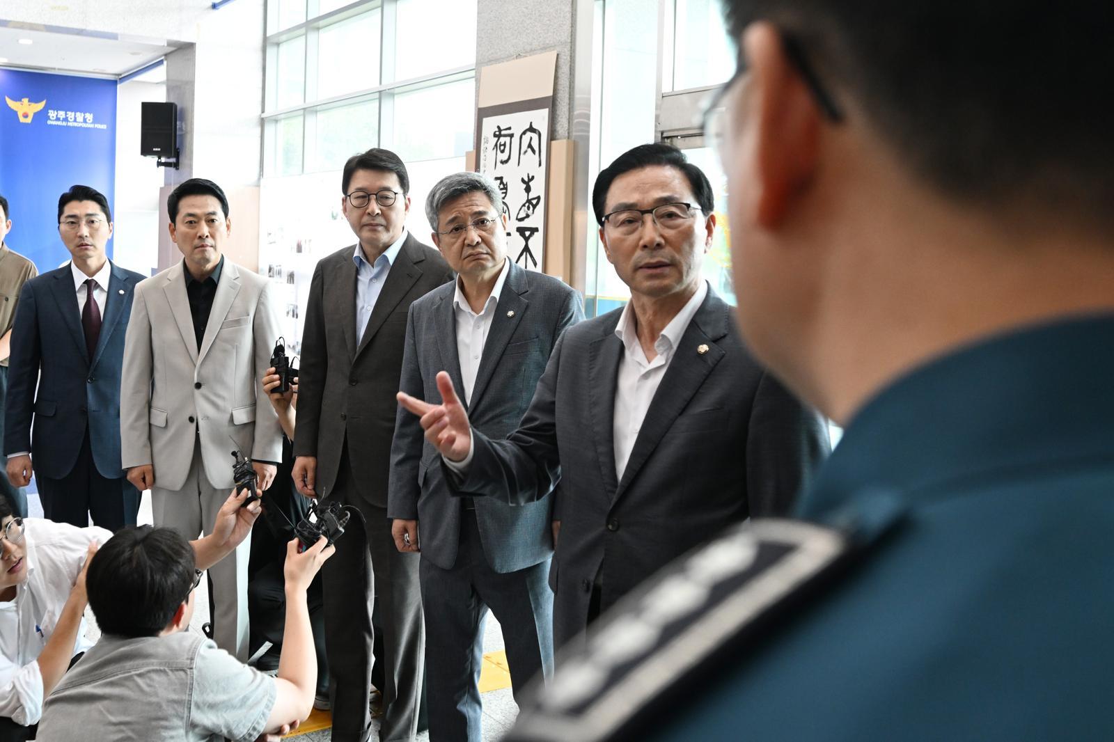 장동혁 국민의힘 대표를 비롯한 의원들이 9일 오후 전남광주통합특별시 광산구 광주경찰청을 방문, ‘장윤기 사건’ 부실 수사 의혹과 관련해 김영근 광주경찰청장과 면담을 요구하고 있다. 2026.07.09. 뉴시스